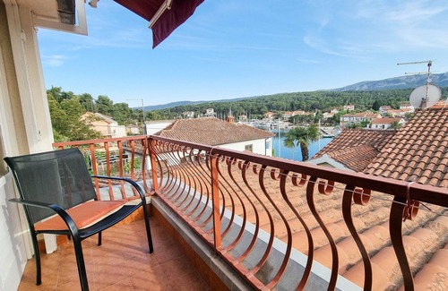 Vrboska Apartment | Two bedroom apartment with balcony and sea view Vrboska, Hvar (A-540-a)