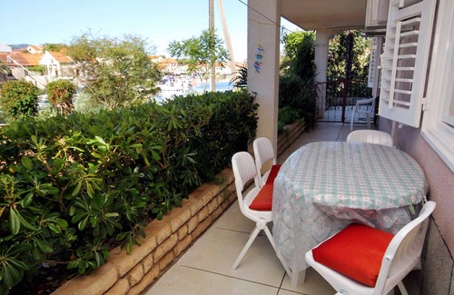 Vrboska Apartment | Two bedroom apartment with terrace and sea view Vrboska, Hvar (A-541-a)