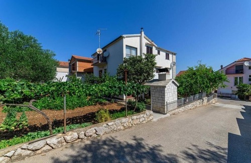 Raslina Apartment | Two bedroom apartment with balcony and sea view Raslina, Krka (A-24304-b)