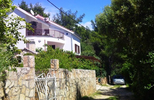 Zavala Apartment | Two bedroom apartment with terrace and sea view Zavala, Hvar (A-8710-b)