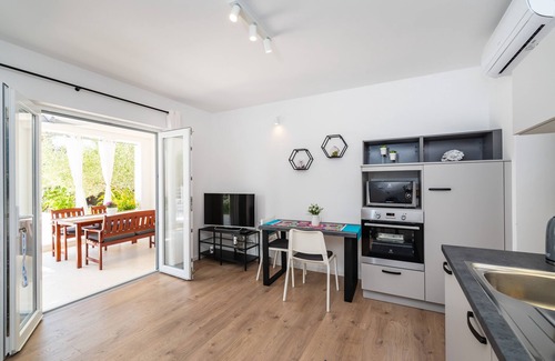 Mandre Apartment | Two bedroom apartment with terrace Mandre, Pag (A-13015-a)
