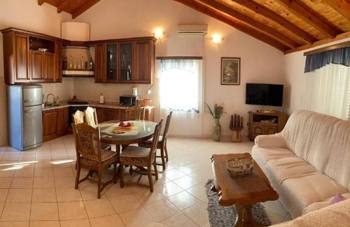 Milna Apartment | Two bedroom apartment with terrace and sea view Milna, Vis (A-8896-a)