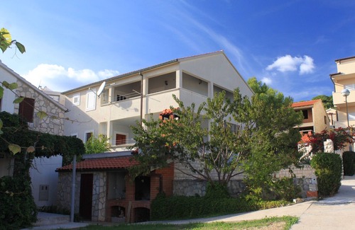 Milna Apartment | Two bedroom apartment with terrace and sea view Milna, Vis (A-8896-a)