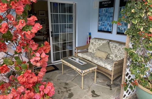 Southampton House | Two-bedroom cottage with lovely pool - central, near beaches, great location!