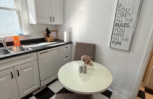 Burlington House | Two Bedroom Bungalow Closer to Burlington Downtown - Sleeps 6. Close to Downtown
