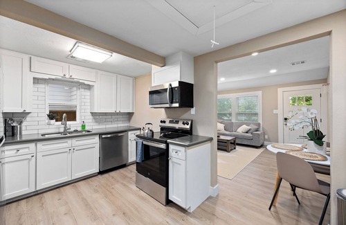 Greater Heights House | Two-bedroom cottage house in prime central location