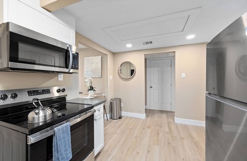Greater Heights House | Two-bedroom cottage house in prime central location