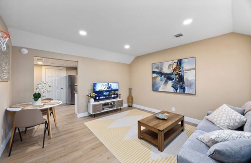Greater Heights House | Two-bedroom cottage house in prime central location