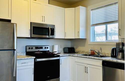 Regional District of Nanaimo House | Two Bedroom Cozy Suite in Central Nanaimo; Your Home away from Home.