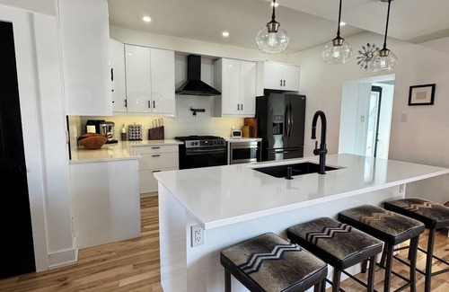 Little Italy House | Two bedroom full house downtown Little Italy, Ottawa with upper deck spa.