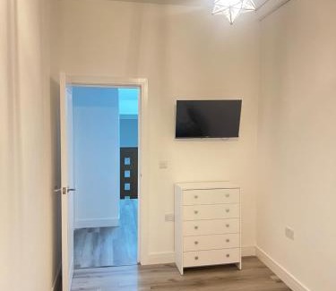 Hanwell Apartment | Two Bedroom Hanwell Modern Nest