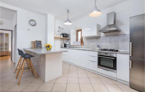 Rezanci House | Two-Bedroom Holiday Home In Svetvincenat