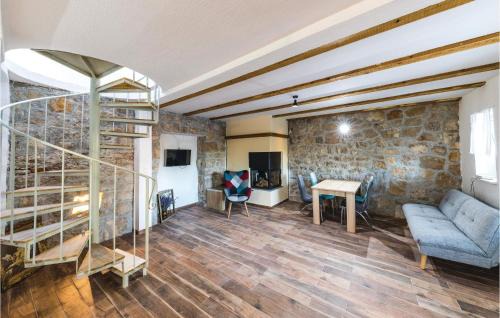 Ljubitovica House | Two-Bedroom Holiday Home In Ljubitovica