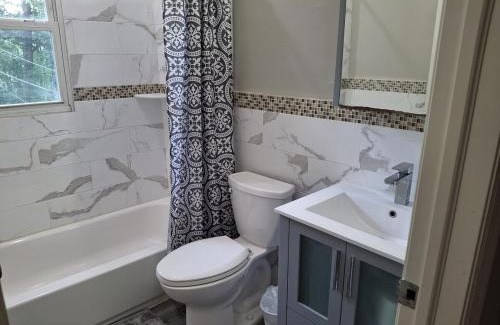 Teaneck House | Two-Bedroom Home Private Parking 25 min to NYC