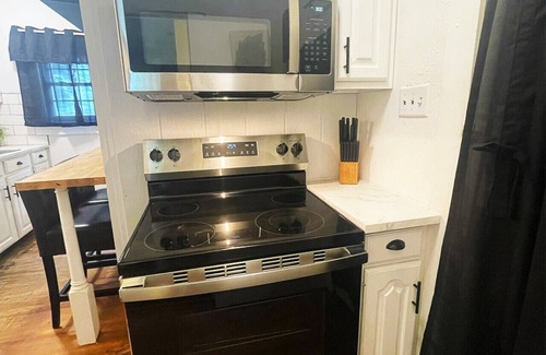 Fresno House | Two Bedroom House Close to Local Favorites