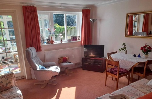 Beckingham House | Two Bedroom House With a Stairlift and Lovely Garden in Cul-de-sac in Maldon