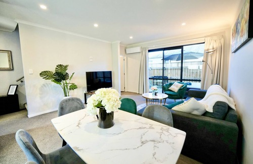 Hamilton House | Two-bedroom House with Jacuzzi at Rototuna!