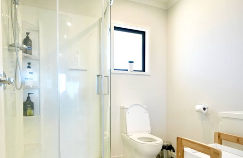 Hamilton House | Two-bedroom House with Jacuzzi at Rototuna!