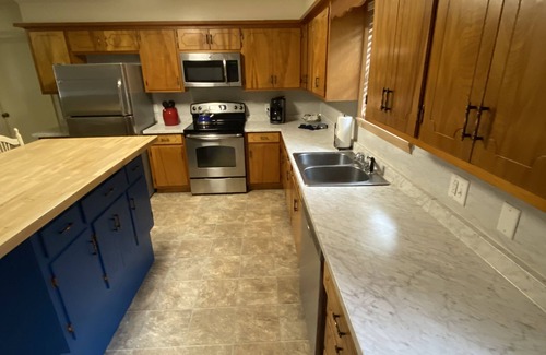 Mount Ida House | Two bedroom House with fenced in yard, covered patio area, located at the Joplin Inn at the entrance to Mountain Harbor, just 1 1/2 miles from Lake Ouachita. by RedAwning
