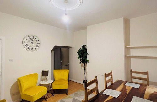 Welford House | Two bedroom in a Victorian house located nearby Leicester City Centre.
