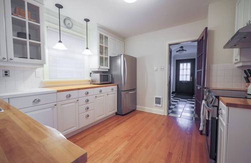 Mount Royal Condo | Two-Bedroom Inner-City Heritage Home With Contemporary Furnishings and Parking
