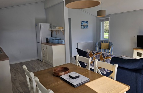 Liskeard Apartment | Two Bedroom Lodge - Peacock Lodge