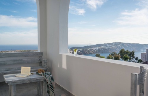 Megalochori House | Two Bedroom Luxury Villa With outdoor Hot Tub and Caldera View