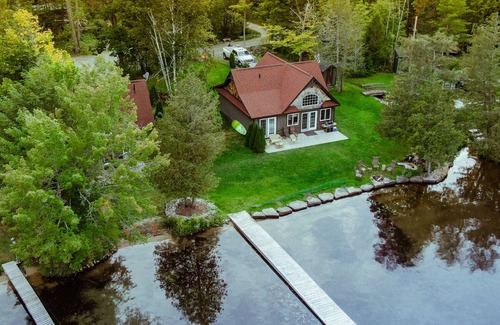 Utterson House | Two bedroom Muskoka lakeside retreat with incredible and tranquil views