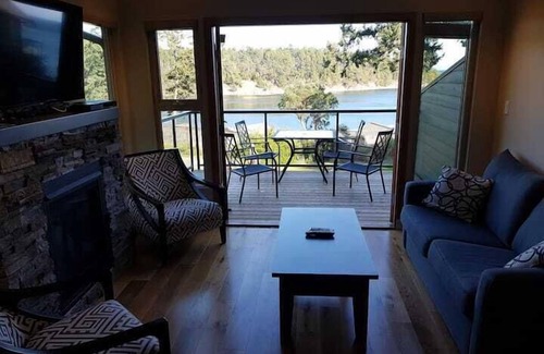 Mayne Island House | Two Bedroom Oceanfront Villa - Mayne Island Resort