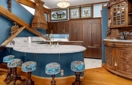 Hood River Apartment | Two-bedroom Penthouse with rooftop BBQ, dining & hot tub.