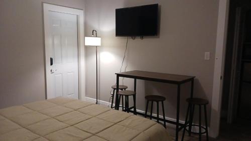 North Andrews Gardens Apartment | Two-bedroom studio nearby Chase Stadium