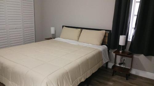 North Andrews Gardens Apartment | Two-bedroom studio nearby Chase Stadium