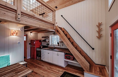 Springvale Cabin | Two bedroom treehouse in United States of America, Sanford