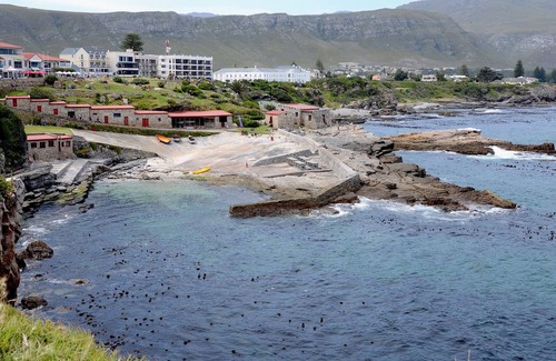 Hermanus City-Centre Apartment | Two Bedroom with Bbq and Sea Views