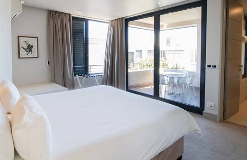 Hermanus City-Centre Apartment | Two Bedroom with Bbq and Sea Views