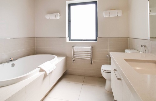 Hermanus City-Centre Apartment | Two Bedroom with Bbq and Sea Views