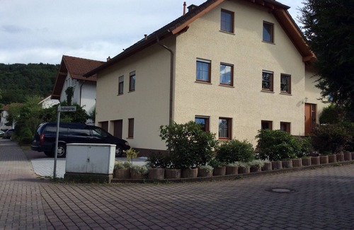 Kindsbach House | Two-bedroom with brand new kitchen and free parking within the premises.