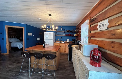 Hayward House | Two-bedroom with two queen beds, lake front on Big Round