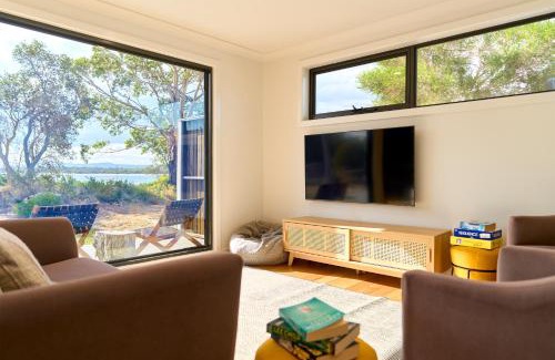 Coles Bay House | Two bedrooms family house in Coles Bay with direct access to the Swan River!