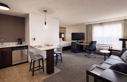 Raisin Hotel | Two Budget Wise Stay Perfect for Getaway, Outdoor Pool Access w/Free Breakfast