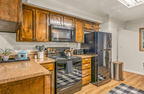 Sherwood - Tualatin North Cottage | Two Colorful Suites incl. with Sauna and BBQ - Unique Northwest Vacation Rentals