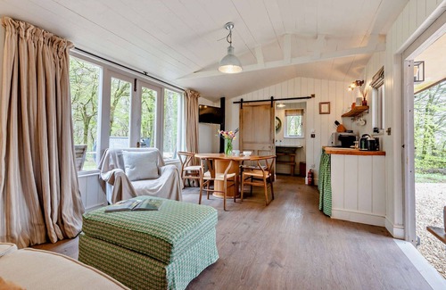 Brimpsfield Cottage | Two dog friendly holiday properties with hot tub - Keepers Homes