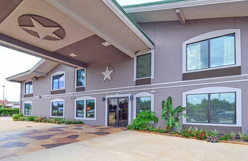 Conroe Hotel | Two Double Beds at Scottish Inns Shenandoah Woodlands Mall, Free Parking