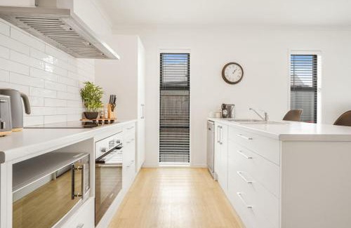 Te Rapa House | Two Ensuites, Central Hamilton - By KOSH BNB