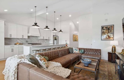 Central Business District Hotel | Two Expansive CBD Units Near French Quarter