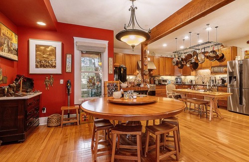 Old West Side Bed & Breakfast | Two Fabulous Houses to choose from .The Burnt Toast Inn or The Washington House. They are two blocks apart but both are in the wonderful historic Old West Side Neighborhood. No need to have a car since both houses are located walking dist