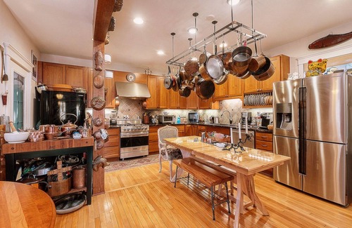 Old West Side Bed & Breakfast | Two Fabulous Houses to choose from .The Burnt Toast Inn or The Washington House. They are two blocks apart but both are in the wonderful historic Old West Side Neighborhood. No need to have a car since both houses are located walking dist