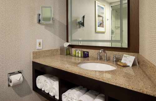 South Portland Hotel | Two Family Ready Room | Free Breakfast and Parking | Free Airport Shuttle