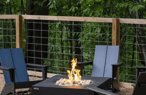 Caton House | Two Firefly Mountain Suites by AvantStay with Game Room, Firepits, & Indoor Heated Pool