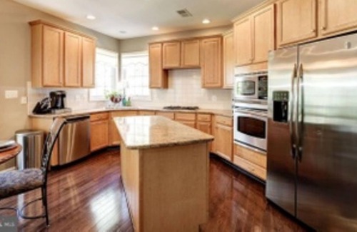 Chantilly House | Two Full Bed and Full Bath with walking closet in quite are